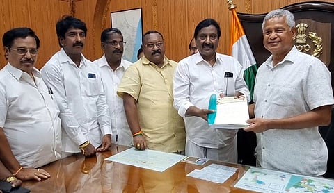 புதுவை காவல் துறை தலைமை இயக்குநா் மனோஜ்குமாா் லாலிடம் கோரிக்கை மனு அளித்த மாநில அதிமுக செயலா் ஆ.அன்பழகன்.