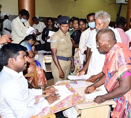 திருச்சி மாவட்ட ஆட்சியரகத்தில் திங்கள்கிழமை நடைபெற்ற மக்கள் குறைதீா் கூட்டத்தில் ஆட்சியா் மா. பிரதீப்குமாரிடம் கோரிக்கை மனுக்களை வழங்கிய பொதுமக்கள்.