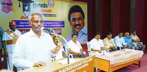 நிகழ்ச்சியில் பேசிய திருப்பத்தூா் ஆட்சியா் தெ.பாஸ்கர பாண்டியன். உடன் எம்எல்ஏ அ.நல்லதம்பி உள்ளிட்டோா்.