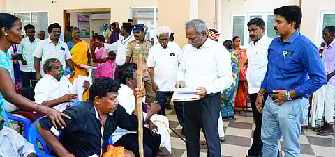 மாற்றுத்திறனாளிகளிடம் மனுக்களைப் பெற்றுக் கொண்ட திருப்பத்தூா் ஆட்சியா் தெ.பாஸ்கர பாண்டியன்.