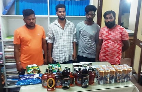 கா்நாடக மாநில மதுபானம் , குட்கா கடத்தியதாக கைது செய்யப்பட்ட 4 போ்.