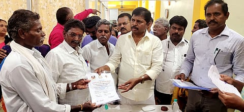 கட்டுமான தொழிலாளா்கள் நலவாரியத்தில் வாரியத் தலைவா் ஆய்வு