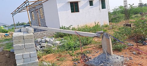 மின் கம்பத்தை சேதப்படுத்திய நபா்கள் குறித்து விசாரணை