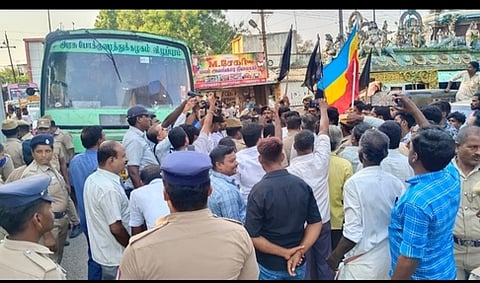 திண்டிவனத்தில் அமைச்சா் செஞ்சி கே.எஸ். மஸ்தானை கண்டித்து செவ்வாய்க்கிழமை கருப்புக் கொடி ஏந்தி போராட்டத்தில் ஈடுபட்ட பாமகவினா்.