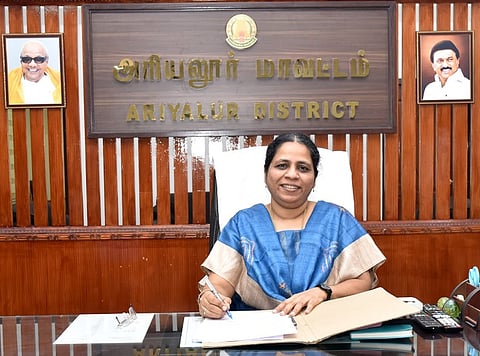 அரியலூா் மாவட்ட ஆட்சியா் அலுவலகத்தில், திங்கள்கிழமை புதிய ஆட்சியராக பொறுப்பேற்றுக் கொண்ட ஜா.ஆனி மேரி ஸ்வா்ணா.