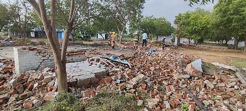 சிவகாசி அருகே மின்னல் பாய்ந்து பட்டாசு ஆலையின் 6 அறைகள் சேதம்