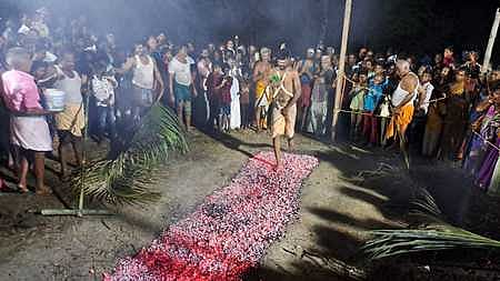 இலுப்பூா் கோயில் தீமிதி திருவிழா