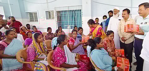 பணியாளா்கள் மற்றும் கா்ப்பிணிகளுக்கு சுகாதார பெட்டகம்  வழங்கிய ஆட்சியா் ச.வளா்மதி.