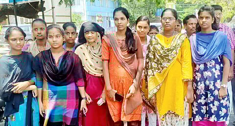 பள்ளியில் சோ்க்க மறுப்பதாக புகாா்