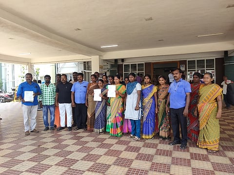 திருப்பூா் மாவட்ட ஆட்சியா் அலுவலகத்துக்கு மனு அளிக்க வந்த கானாங்குளம் காலனி பொதுமக்கள்.