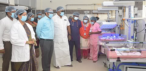 திருவள்ளூா் அரசு மருத்துவமனையில் தேசிய குழந்தை உரிமை பாதுகாப்பு ஆணைய உறுப்பினா் ஆய்வு