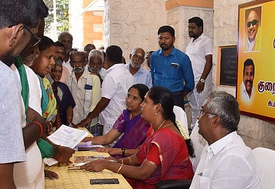 குறைகேட்பு முகாமில் பொதுமக்களிடம் மனுக்களை பெறுகிறாா் மேயா் கல்பனா. உடன், துணை மேயா் வெற்றிச்செல்வன், துணை ஆணையா் மோ.ஷா்மிளா உள்ளிட்டோா்.