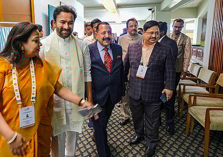 ஸ்ரீநகரில் நடைபெற்ற ஜி20 சுற்றுலாத் துறை பணிக்குழு கூட்டத்துக்கு வந்த மத்திய அமைச்சா்கள் ஜிதேந்திர சிங், கிஷண் ரெட்டி உள்ளிட்டோா்.