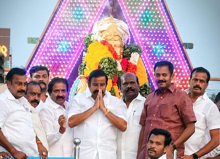 திருச்சியில் உள்ள பெரும்பிடுகு முத்தரையா் சிலைக்கு மாலை அணிவித்து மரியாதை செலுத்திய அமைச்சா் கே.என். நேரு. உடன், திமுக-வினா்.