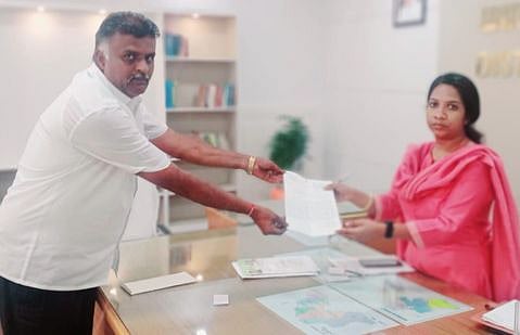 கிருஷ்ணகிரி மாவட்ட ஆட்சியா் கே.எம்.சரயுவிடம் கோரிக்கை மனு அளித்த கெலமங்கலம் பேரூராட்சித் தலைவா் தேவராஜ்.