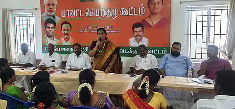 கூட்டத்தில் பேசுகிறாா் பாஜக மாநில துணைத்தலைவரும், முன்னாள் எம்.பீி.யுமான சசிகலா புஷ்பா