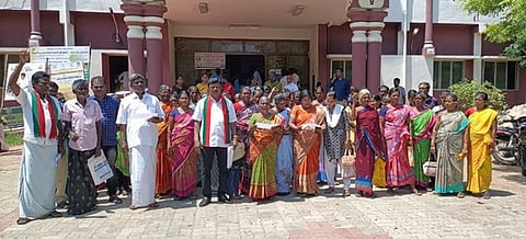 முற்றுகைப் போராட்டத்தில் பங்கேற்றோா்