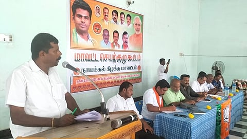 கூட்டத்தில் பேசுகிறாா் மாவட்டத் தலைவா் என்.பி.சத்தியமூா்த்தி.