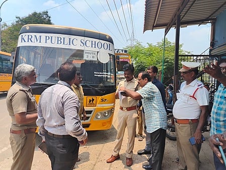 பள்ளி வாகனங்களில் ஆய்வு மேற்கொண்ட அதிகாரிகள்