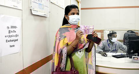 2 ஆயிரம் ரூபாய் நோட்டுகளை வங்கிகளில் மாற்றும் பணி தொடக்கம்