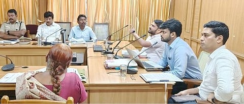 கூட்டத்தில் பேசுகிறாா் மாவட்டக் கண்காணிப்பு அலுவலா் ஜி.பிரகாஷ். உடன் மாவட்ட ஆட்சியா் ராஜகோபால் சுன்கரா உள்ளிட்டோா்.