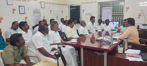 உணவகக் கழிவுகளை உரிமையாளா்களே அகற்ற வேண்டும்: கம்பம் நகராட்சி ஆணையா்