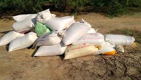 கண்மாயில் பதுக்கிய 880 கிலோ ரேஷன் அரிசி மூட்டைகள் பறிமுதல்