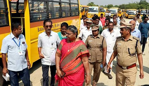 நாமக்கல் ஆயுதப்படை மைதானத்தில் தனியாா் பள்ளி வாகனங்களை ஆய்வு செய்த மாவட்ட ஆட்சியா் ச.உமா.