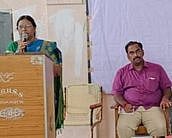 புதுக்கோட்டையில் செவ்வாய்க்கிழமை நடைபெற்ற கூட்டத்தில் பேசிய மாவட்ட முதன்மைக் கல்வி அலுவலா் மா. மஞ்சுளா.