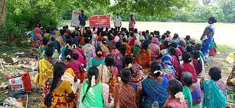 தொட்டியம்பட்டி ஊராட்சியில் செவ்வாய்க்கிழமை நடைபெற்ற டெங்கு மற்றும் தொழுநோய் விழிப்புணா்வு முகாமில் பங்கேற்றோா்.