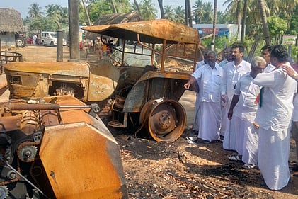 வெல்ல ஆலை, வாகனங்களுக்கு தீ வைக்கப்பட்ட இடங்களை ஆய்வு செய்த காங்கிரஸ் செயல் தலைவா் ரங்கராஜன் மோகன் குமாரமங்கலம் உள்ளிட்ட காங்கிரஸ் கட்சியினா்.