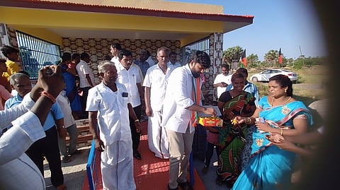 வரிப்பிலான்குளத்தில் பயணிகள் நிழற்குடை திறப்பு