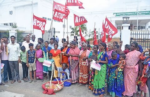 தஞ்சாவூா் மாநகராட்சி அலுவலகம் முன் செவ்வாய்க்கிழமை பூ விற்கும் போராட்டத்தில் ஈடுபட்ட ஏஐடியுசி தஞ்சை மாவட்ட தெரு வியாபார சங்கத்தினா்.