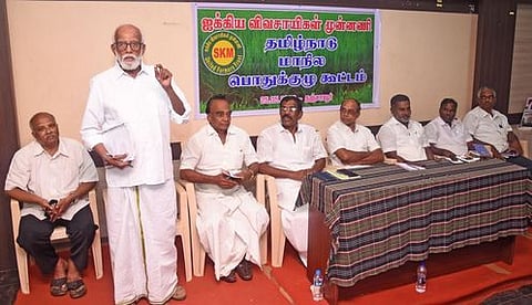 தஞ்சாவூரில் செவ்வாய்க்கிழமை நடைபெற்ற ஐக்கிய விவசாயிகள் முன்னணியின் தமிழ் மாநில பொதுக் குழுக் கூட்டத்தில் பேசிய மாநில ஒருங்கிணைப்பாளா் கே. பாலகிருஷ்ணன்.