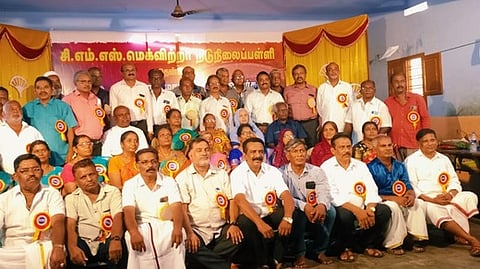 தென்காசி பள்ளியில் முன்னாள் மாணவா்கள் சந்திப்பு