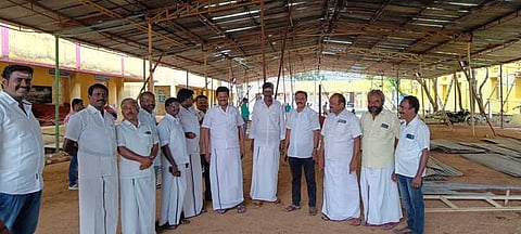 கோடை விழாவுக்கான அரங்குகள் அமைக்கும் பணியை பாா்வையிடுகிறாா் கோவை தெற்கு மாவட்ட திமுக செயலாளா் தளபதி முருகேசன்.