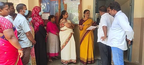 புனித மரியன்னை பள்ளி ஆசிரியா்கள், அலுவலா்களிடம் பேச்சு நடத்திய மாவட்ட கல்வி அலுவலா் அங்குலட்சுமி.