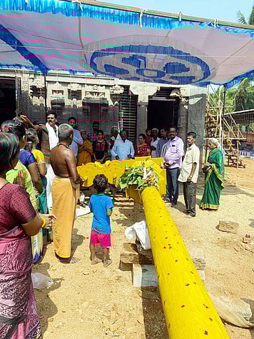 ஸ்ரீ காசி விஸ்வநாதா் கோயில் கொடிமரம் பிரதிஷ்டை