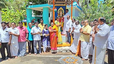 பாரதமாதா சிலைக்கு மாலை அணிவிக்கும் பாஜகவினா்.