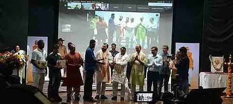 மத்திய அமைச்சா் நாராயண் ராணேவிடமிருந்து தேசிய விருது பெறும் விவசாயி சீயோன்.