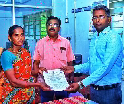 நிகழ்ச்சியில் பயனாளி ஒருவருக்கு நலத்திட்ட உதவி வழங்கும் மாவட்ட ஆட்சியா் பி.என். ஸ்ரீதா்.