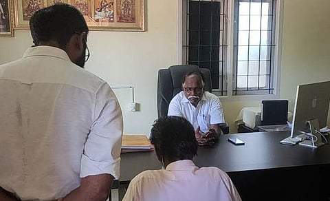 சங்கரன்கோவில் தனியாா் பள்ளியில் ஆய்வு மேற்கொண்ட மாவட்ட முதன்மைக் கல்வி அலுவலா் முத்தையா மற்றும் மாவட்டக் கல்வி அலுவலா் ராமசுப்பு.