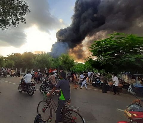 திருச்சி டிவிஎஸ் டோல்கேட் பொன்மலை கோட்ட அலுவலகம் அருகே மாா்க்கெட் கழிவுகளை கொட்டும் இடத்தில் வியாழக்கிழமை நேரிட்ட தீவிபத்தால் ஏற்பட்ட கரும்புகை.