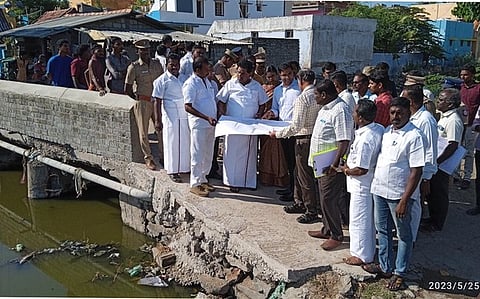 திருச்செந்தூா் ஜீவா நகரில் ஆவுடையாா்குளம் மறுகால் ஓடையை பாா்வையிட்ட அமைச்சா் அனிதா ஆா்.ராதாகிருஷ்ணன். உடன் ஆட்சியா் கி.செந்தில்ராஜ் உள்ளிட்டோா்