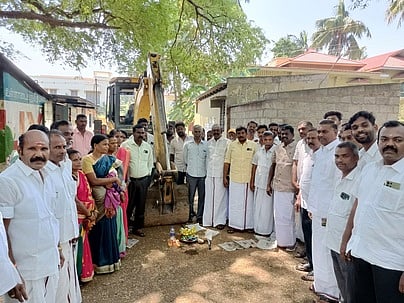 தாா் சாலை அமைக்கும்பணியை தொடங்கி வைத்தாா் திமுக மாவட்ட செயலா் பொ.சிவபத்மநாதன்.