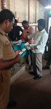 கடைகளில் சோதனை நடத்திய சுகாதார ஆய்வாளா் முத்துராமலிங்கம் தலைமையிலான நகராட்சி பணியாளா்கள்.