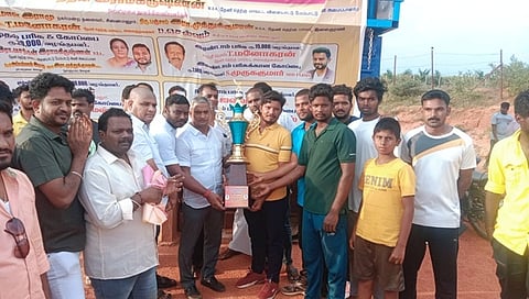 மாவட்ட கிரிக்கெட்: வெற்றி பெற்ற அணிக்கு பரிசு