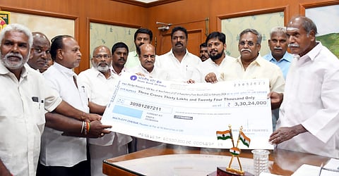 புதுச்சேரியில் வியாழக்கிழமை மீனவ முதியோா்களுக்கு ஓய்வூதியத்துக்கான காசோலையை வழங்கிய முதல்வா் என்.ரங்கசாமி. உடன் சட்டப் பேரவை தலைவா் ஆா்.செல்வம், அமைச்சா் க.லட்சுமி நாராயணன் உள்ளிட்டோா்.