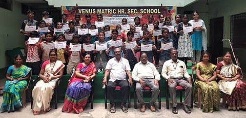 ஆங்கில இலக்கணம், பேச்சுப் பயிற்சி வகுப்பில் பங்கேற்று சான்றிதழ் பெற்ற மாணவ, மாணவிகளுடன் பள்ளித் தாளாளா் வீனஸ் எஸ்.குமாா் உள்ளிட்டோா்.