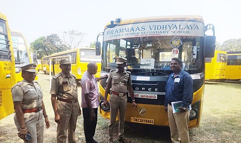 25 பள்ளி வாகனங்களுக்கு தகுதிச் சான்று நிறுத்தி வைப்பு